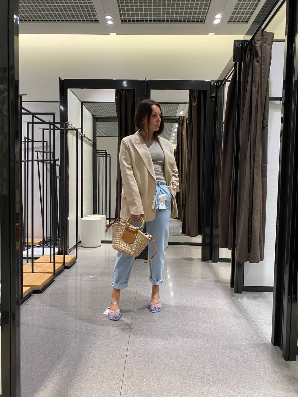 Casual smart look with an oversized beige blazer and light jeans